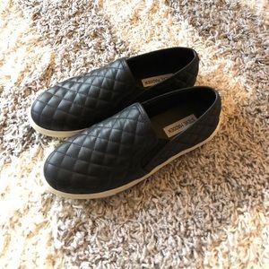 EUC Steve Madden black flats